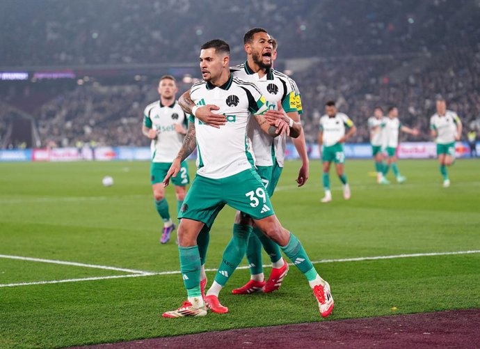 10 March 2025, United Kingdom, London: Newcastle United's Bruno Guimaraes celebrates scoring his side's first goal during the English Premier League soccer match between West Ham United and Newcastle United at the London Stadium. Photo: Zac Goodwin/PA Wir