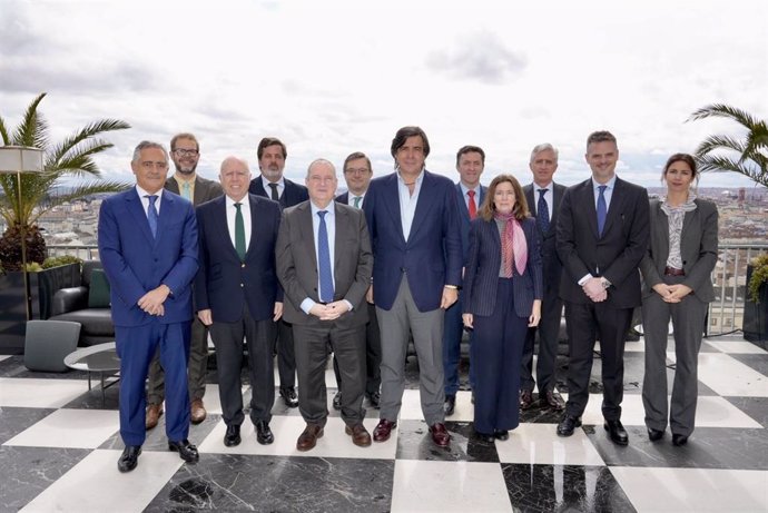 El Consejo Asesor Nacional de la Asociación Círculo de Empresarios del Sur de España junto al al ministro de Industria y Turismo del Gobierno de España, Jordi Hereu, en la reunión.