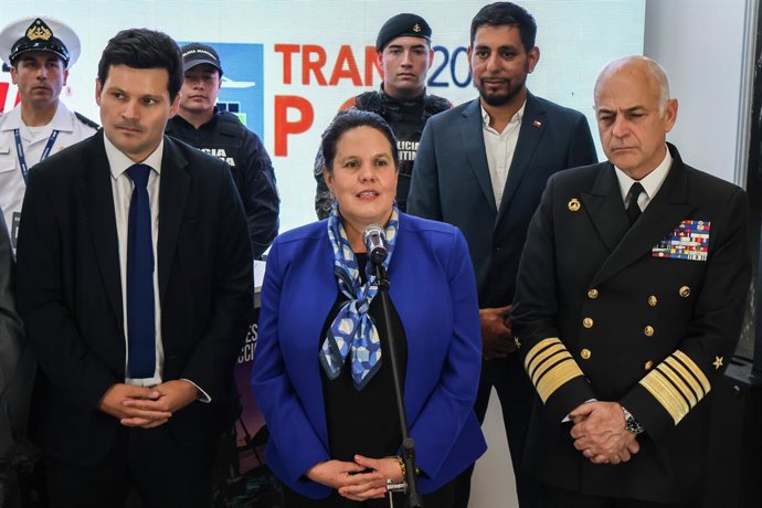 Archivo - Arquivo - 3 de dezembro de 2024, Valparaíso, Chile: A ministra da Defesa, Maya Fernandez (centro), durante a ExpoNaval 2024 no Terminal de Passageiros do Porto de Valparaíso. A Exponaval 2024, a feira internacional da indústria naval e de defesa