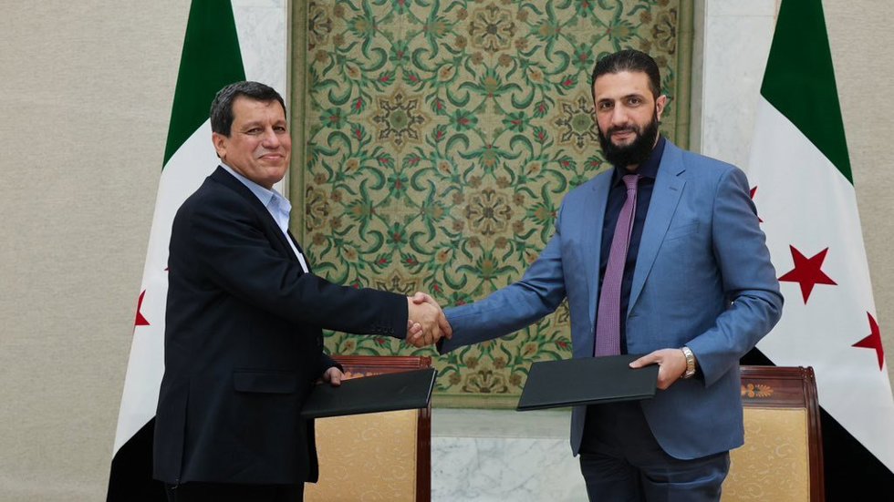 El comandante de las FDS, Mazlum Abdi, con el presidente de transición sirio, Ahmed al Shara