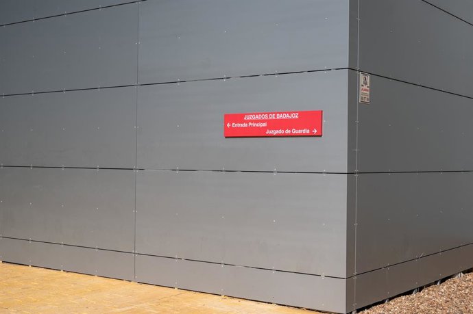 Archivo - Fachada de los Juzgados de Badajoz, a 27 de septiembre de 2024, en Badajoz, Extremadura (España). La Audiencia Provincial ha emitido un auto en el que respalda la autorización a la Unidad Central Operativa (UCO) de la Guardia Civil para entrar e