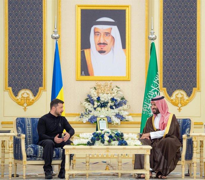 O presidente ucraniano Volodimir Zelenski com o príncipe herdeiro da Arábia Saudita, Mohammed bin Salman.