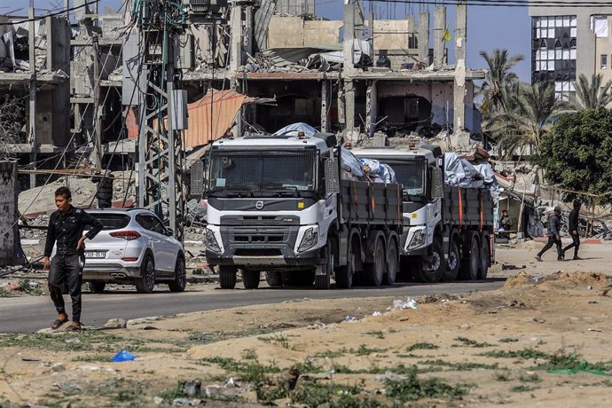 Imagen de archivo de camiones con ayuda humanitaria cruzando a Gaza a través del cruce de Kerem Shalom