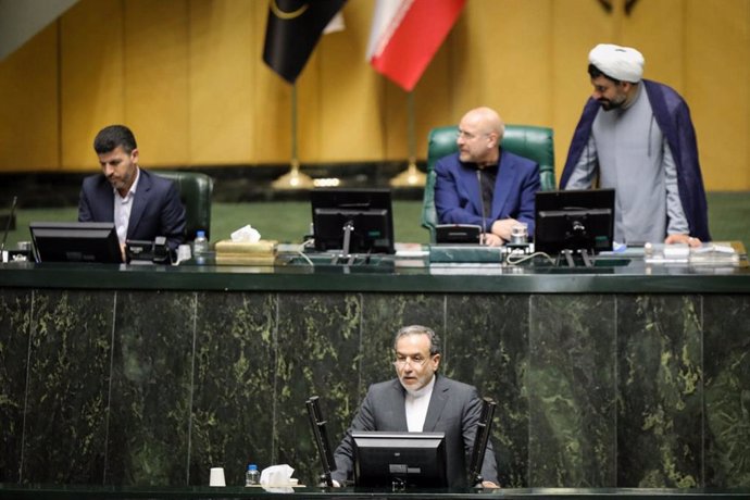 Archivo - El ministro de Exteriores de Irán, Abbas Aragchi, durante una comparecencia ante el Parlamento iraní