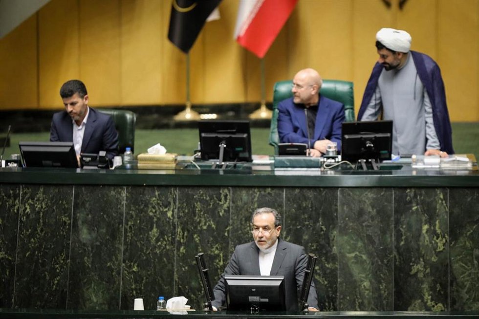 Archivo - El ministro de Exteriores de Irán, Abbas Aragchi, durante una comparecencia ante el Parlamento iraní
