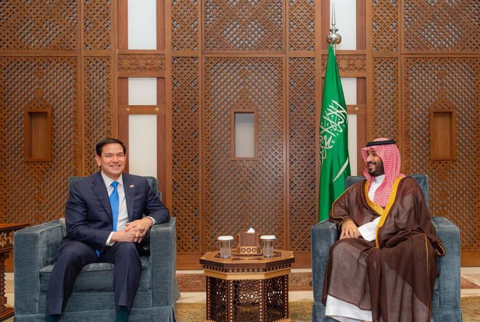 JEDDAH, 10 de março de 2025 -- O príncipe herdeiro saudita Mohammed bin Salman Al Saud (R) se reúne com o secretário de Estado dos EUA, Marco Rubio, em Jeddah, Arábia Saudita, em 10 de março de 2025. O príncipe herdeiro saudita Mohammed bin Salman Al Saud