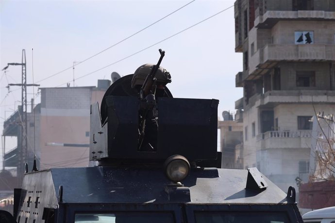 Un miembro de las fuerzas de seguridad de Siria patrulla una calle de la ciudad costera de Yablé, en la provincia siria de Latakia, en el noroeste del país