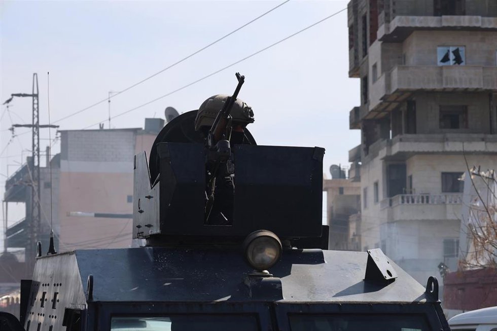 Un miembro de las fuerzas de seguridad de Siria patrulla una calle de la ciudad costera de Yablé, en la provincia siria de Latakia, en el noroeste del país