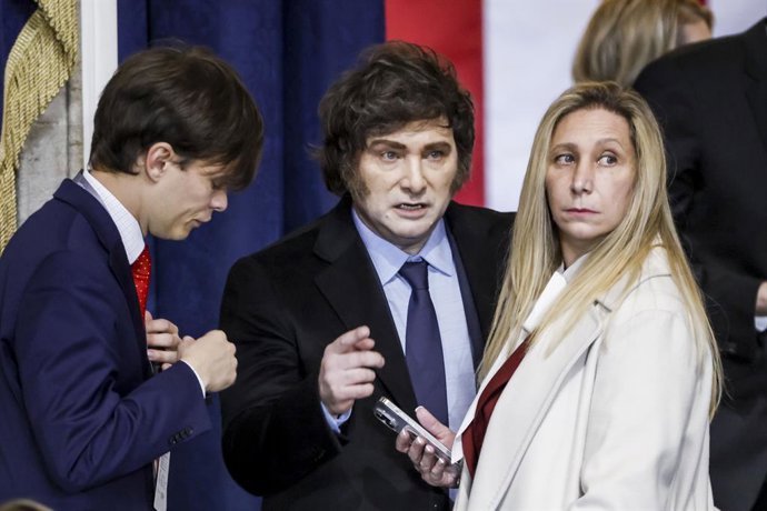 Archivo - 20 de janeiro de 2025, Washington, Distrito de Columbia, EUA: O presidente da Argentina, Javier Milei (C), assiste  posse de Donald Trump como o próximo presidente dos Estados Unidos na rotunda do Capitólio dos Estados Unidos em Washington, D