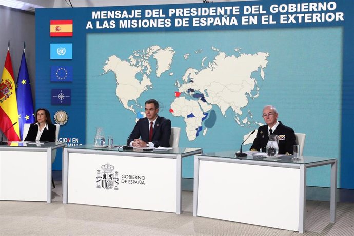 Archivo - (I-D) La ministra de Defensa, Margarita Robles; el presidente del Gobierno, Pedro Sánchez, y el Jefe del Estado Mayor de Defensa, Teodoro Esteban López Calderón,  a 24 de diciembre de 2024, en Madrid (España).