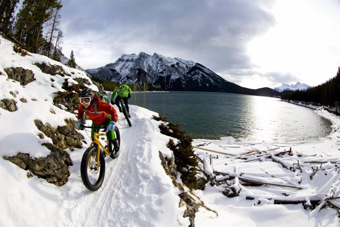 Archivo - Nieve ciclismo pareja