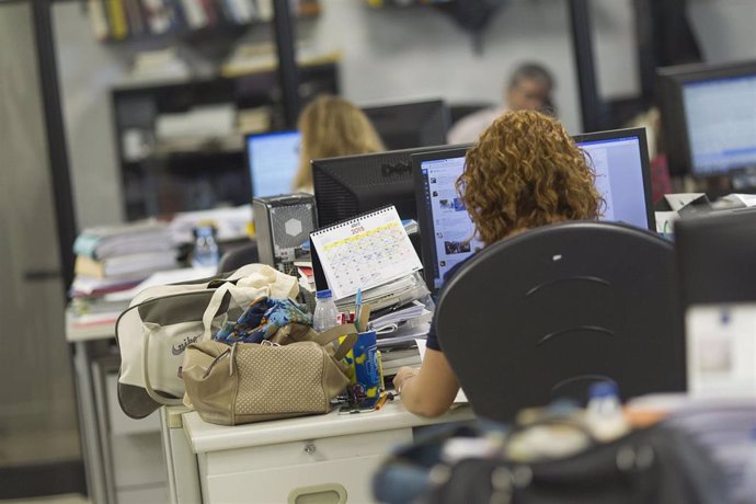 Archivo - Oficina, ordenadores, trabajo, trabajando, empleo, desempleo, paro, trabajador