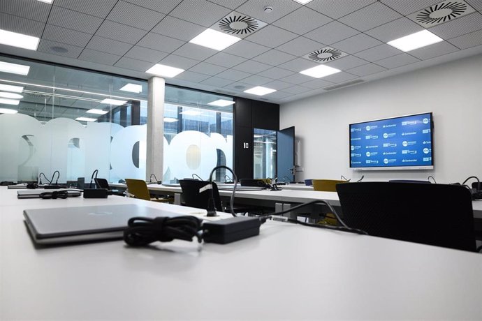 Archivo - Oficina, centro empresarial 