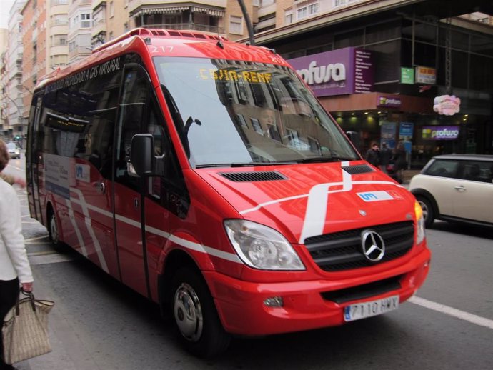 Archivo - Autobús de la línea roja de Murcia. Bus
