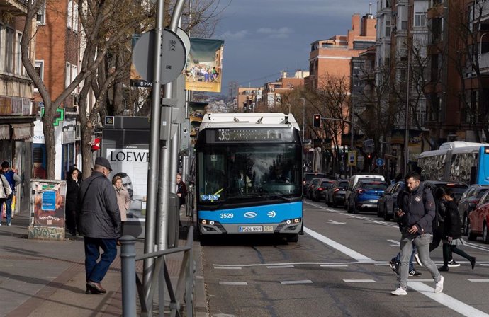 Archivo - Un autobús de la EMT el día que son gratuitos, a 8 de enero de 2025, en Madrid (España).