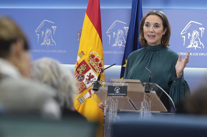 La secretaria general del PP, Cuca Gamarra, en una rueda de prensa en el Congreso de los Diputados.