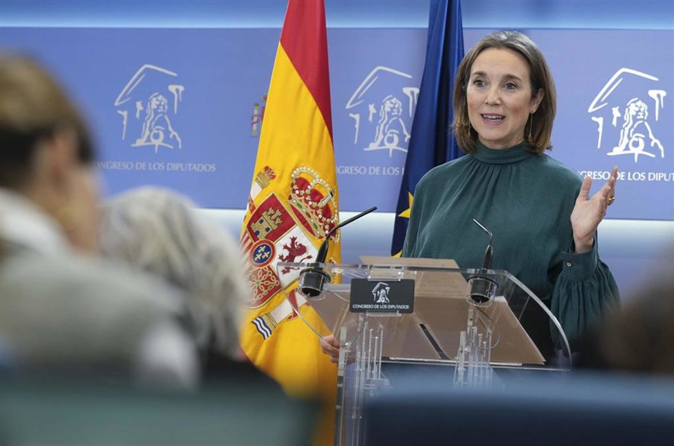 La secretaria general del PP, Cuca Gamarra, en una rueda de prensa en el Congreso de los Diputados.