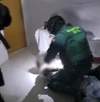 Dos detenidos en Sevilla por "vuelcos" de droga usando armas de fuego y prendas de Guardia Civil y Policía