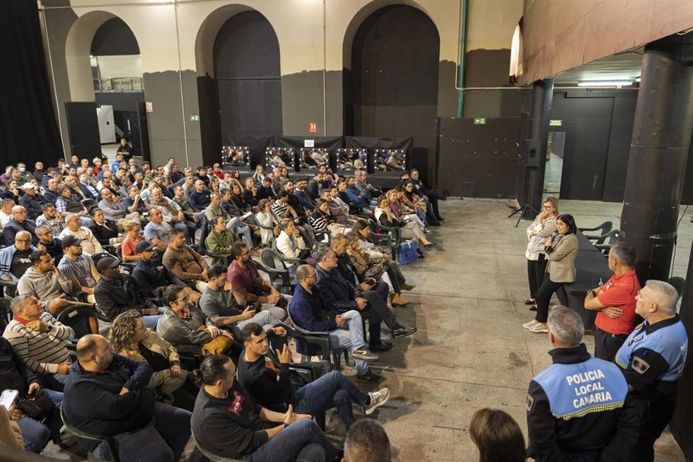 Reunión con lo carroceros de la Gran Cabalgata de Las Palmas de Gran Canaria