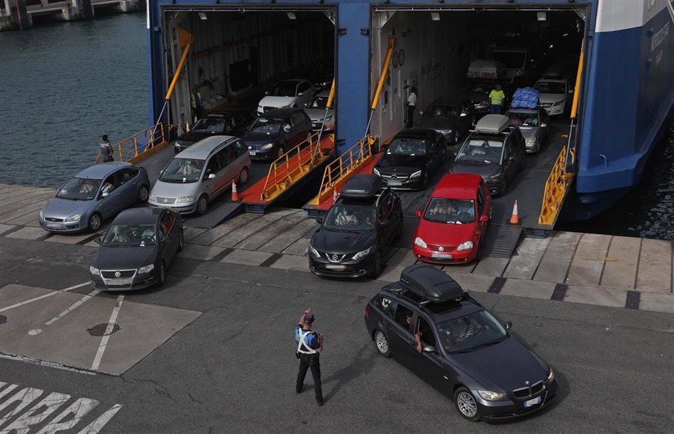 Archivo - Numerosos vehículos salen del ferry para cruzar la frontera en el puerto de Algeciras en una imagen de archivo.