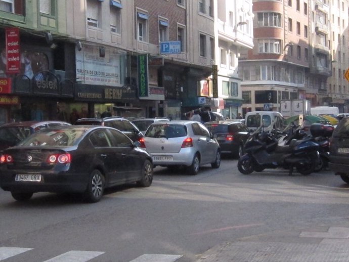 Archivo - Coches en una calle.