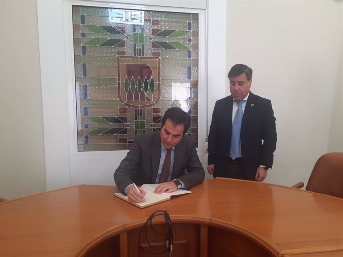 Archivo - El consejero de Justicia, Administración Local y Función Pública, José Antonio Nieto, durante una visita a la ELA de Encinarejo (Córdoba).