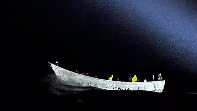 Suc.- Llegan a El Hierro 92 personas migrantes a bordo de un cayuco