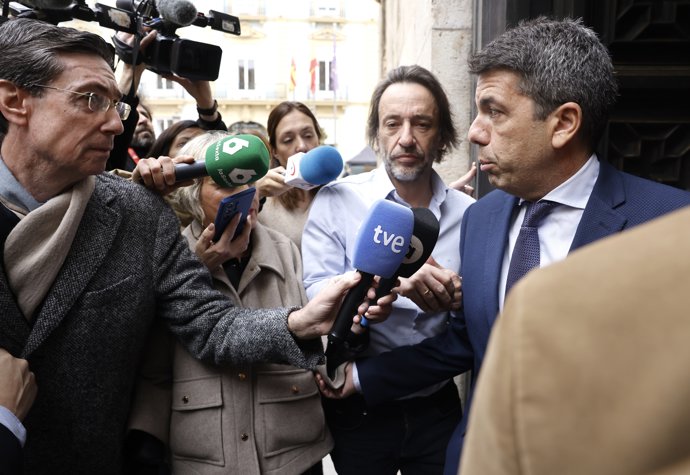 El president de la Generalitat, Carlos Mazón, oferix declaracions als mitjans a la seua arribada al Palau