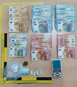 Dinero y droga incautada al desarticular un punto de venta de droga en un domicilio de San Roque