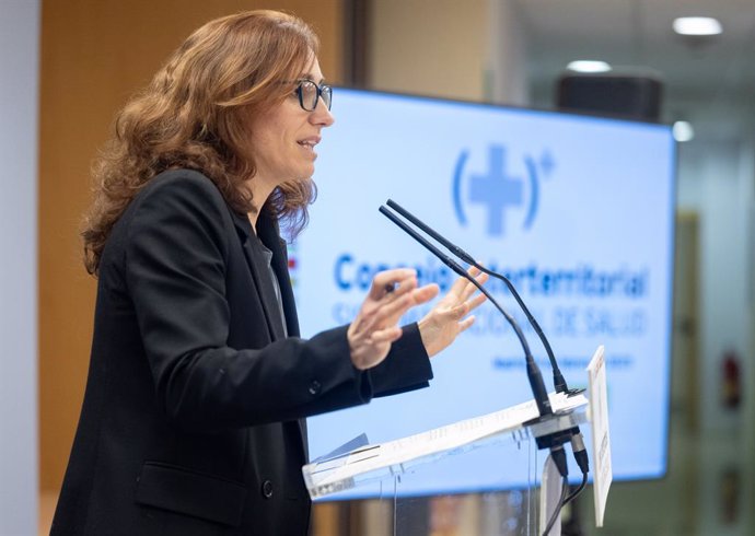 A Ministra da Saúde, Mónica García, durante uma coletiva de imprensa após a reunião plenária do CISNS, no Salão Multiuso do Ministério da Saúde, em 14 de fevereiro de 2025, em Madri (Espanha).