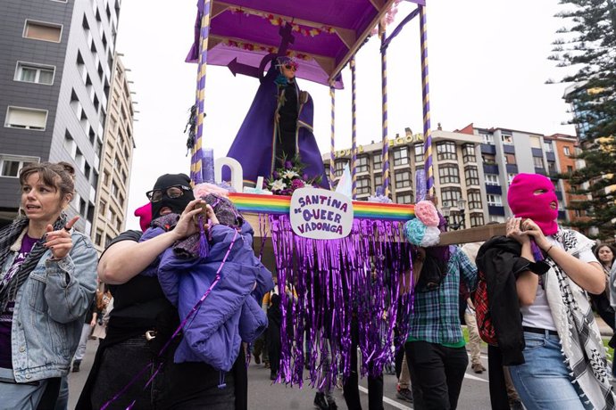Decenas de personas durante la manifestación con motivo del Día Internacional de la Mujer, a 8 de marzo de 2025, en Gijón, Asturias (España). La Hermandad de Los Estudiantes va a interponer una denuncia ante el Tribunal Superior de Justicia de Asturias po