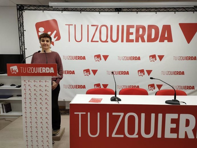 La coordinadora de IU Logroño, Eunate García, presenta la campaña de participación ciudadana sobre el transporte urbano de Logroñolla