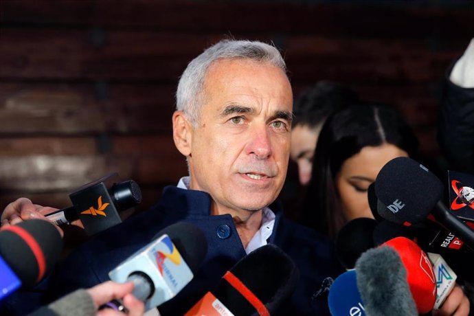 Archivo - Imagen de archivo del candidato rumano vetado Calin Georgescu en Bucarest.