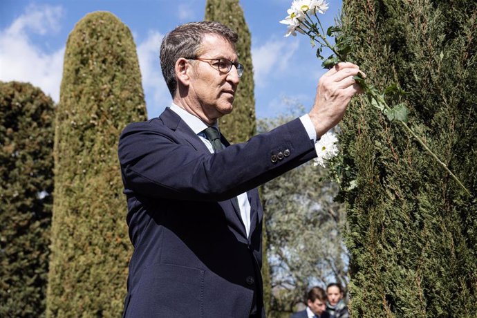 Archivo - El presidente del Partido Popular, Alberto Núñez Feijóo, coloca una flor blanca durante el acto en recuerdo a las víctimas del terorrismo, en el Bosque del Recuerdo del Parque de El Retiro, a 11 de marzo de 2023, en Madrid (España).