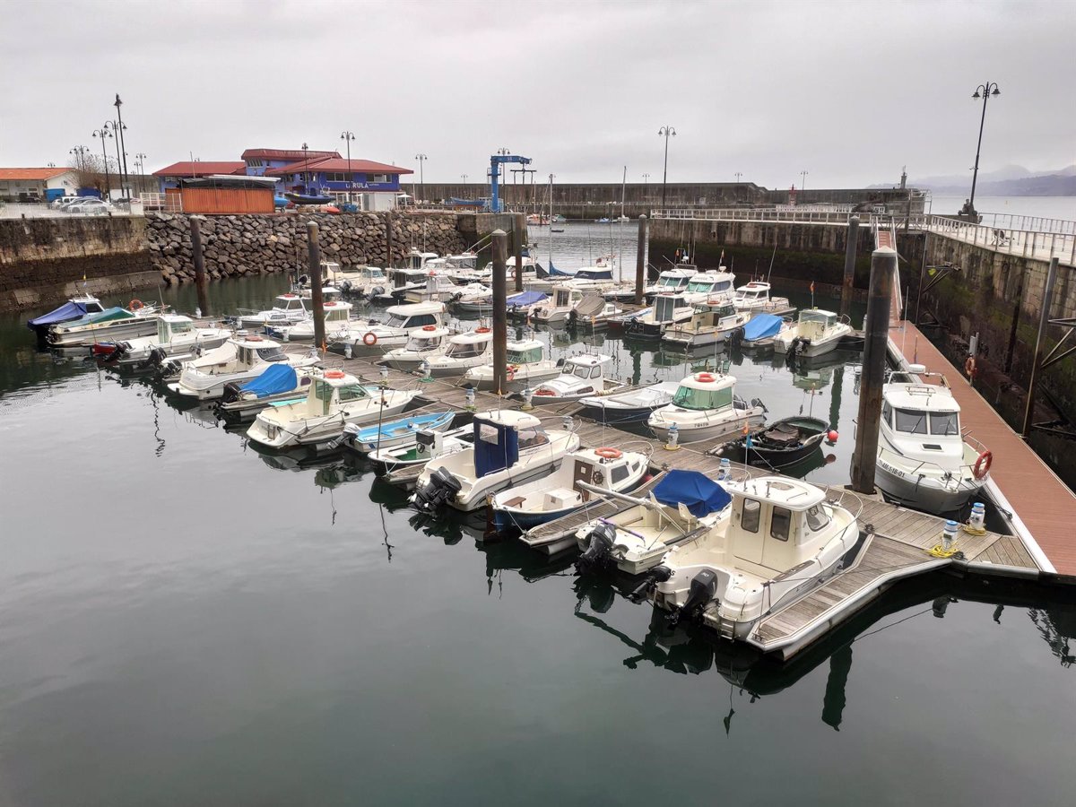 Calvo dice que no habrá más de diez transportes diarios de bloques por la rampa al puerto de Lastres