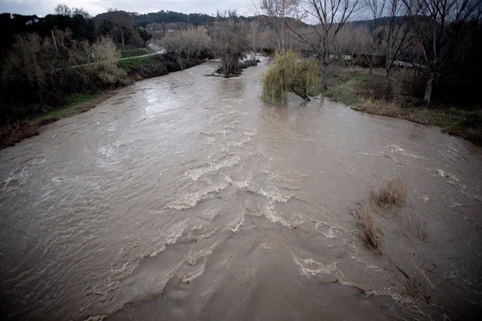 Vista de la crecida del caudal del río Henares, a 7 de marzo de 2025, en Alcalá de Henares, Madrid (España). 
