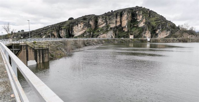Vista del embalse de Alcorlo tras la crecida de los ríos Bornova y Henares, en San Andrés del Congosto, Guadalajara.