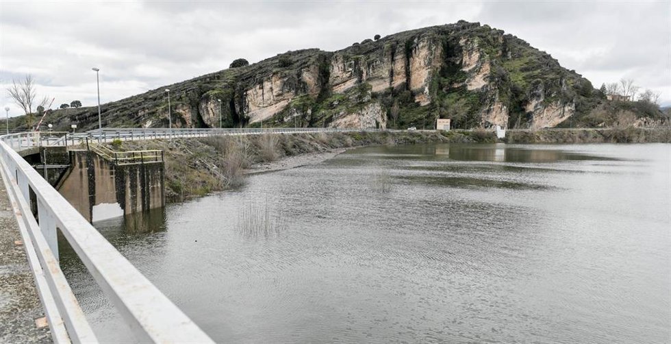 Vista del embalse de Alcorlo tras la crecida de los ríos Bornova y Henares, en San Andrés del Congosto, Guadalajara.