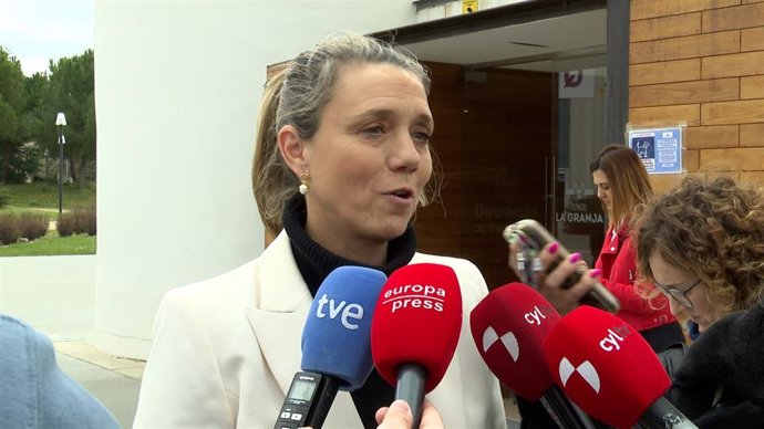 La presidenta de CEOE Valladolid, Ángela de Miguel, atiende a los medios antes de participar en el acto institucional con motivo del Día Internacional de la Mujer