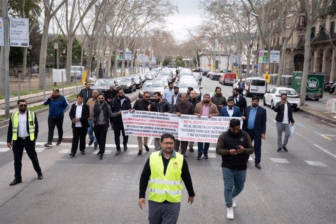 Unos 200 vehículos de transporte con conductor (VTC) se manifiestan este martes por la mañana en Barcelona para protestar contra la nueva Ley para regular el transporte de personas viajeras en vehículos de hasta 9 plazas que está elaborando el Govern.