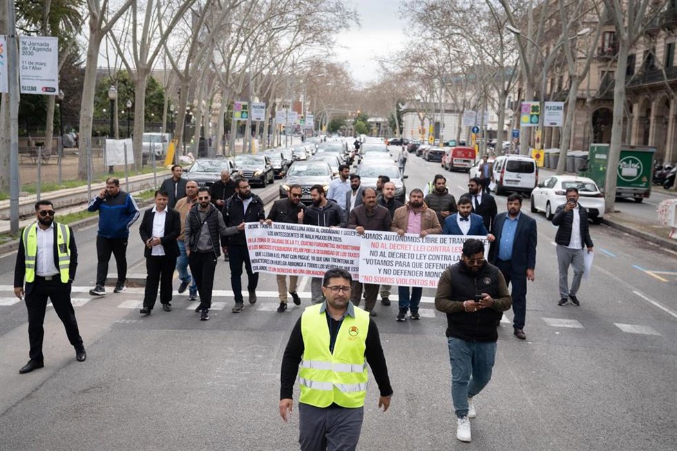 Unos 200 vehículos de transporte con conductor (VTC) se manifiestan este martes por la mañana en Barcelona para protestar contra la nueva Ley para regular el transporte de personas viajeras en vehículos de hasta 9 plazas que está elaborando el Govern.