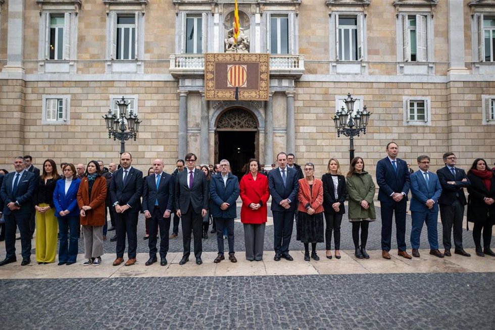 El presidente de la Generalitat, Salvador Illa, encabeza un minuto de silencio del Govern en recuerdo de la víctima de violencia machista en Blanes, en la plaza de Sant Jaume, a 11 de marzo de 2025, en Barcelona, Cataluña (España). El juzgado de instruc