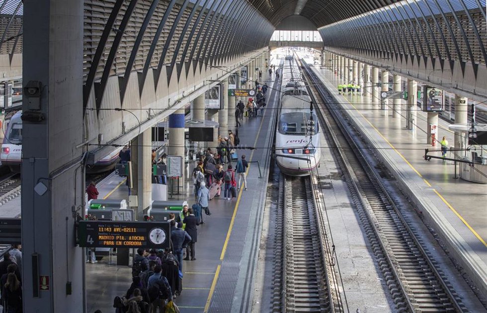 Archivo - Pasajeros en la estación ferroviaria de Santa Justa (Sevilla).