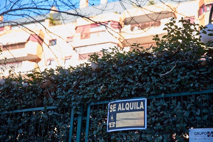 Archivo - Un cartel de alquiler de vivienda. 