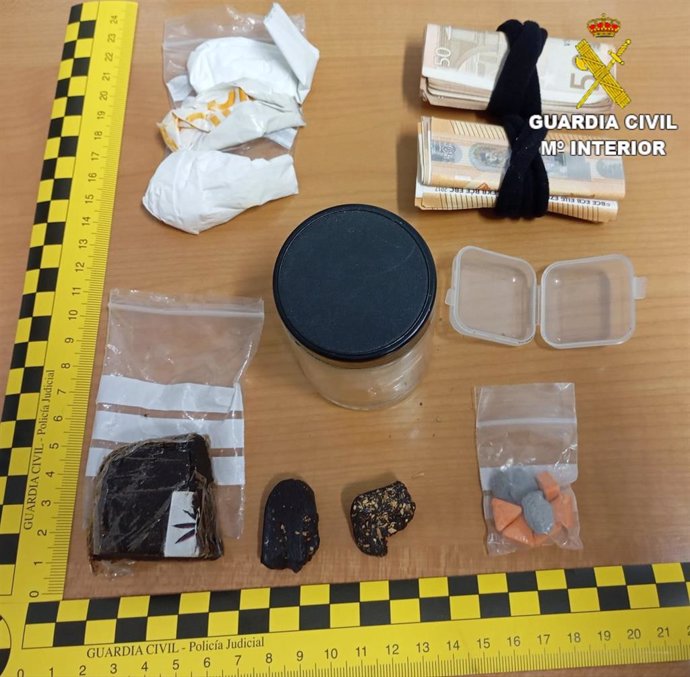 La Guardia Civil detiene a un hombre por un delito contra la salud pública en la A-3.