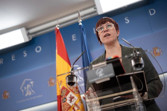 La portavoz de Compromís en el Congreso, Àgueda Micó, durante una rueda de prensa anterior a la Junta de Portavoces, en el Congreso de los Diputados, a 11 de febrero de 2025, en Madrid (España).