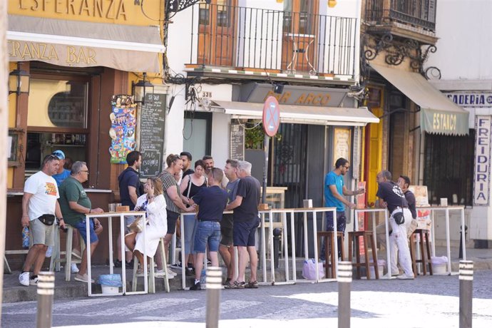 Archivo - Terraza de un bar de Sevilla  