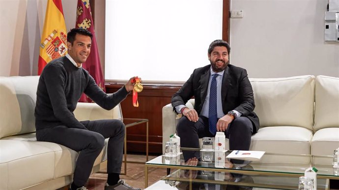 El presidente del Gobierno de la Región de Murcia, Fernando López Miras, recibe en el Palacio de San Esteban al nuevo campeón de España de 35 kilómetros marcha, Miguel Ángel López