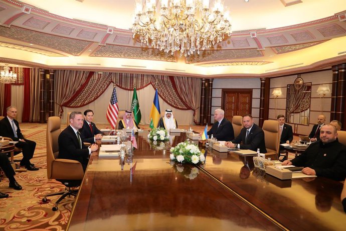 JEDDAH, 11 de março de 2025 -- Delegações dos EUA e da Ucrânia se reúnem em Jeddah, Arábia Saudita, em 11 de março de 2025. Uma reunião de alto nível entre as delegações dos EUA e da Ucrânia teve início na Arábia Saudita na terça-feira.