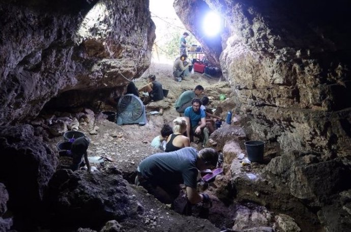 La cueva de Tinshemet durante las excavaciones